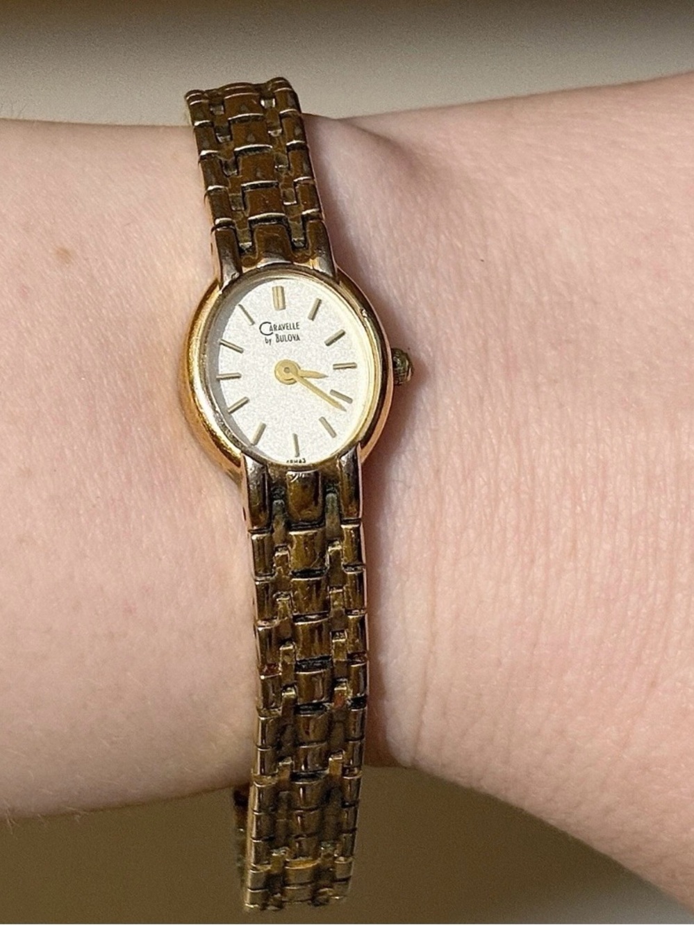 Vintage Caravelle Bulova Elegant Champagne Oval Dial Classy Gold Bracelet Watch - Picture 4 of 6